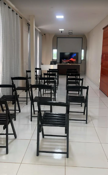 Auditório com telão e projetor